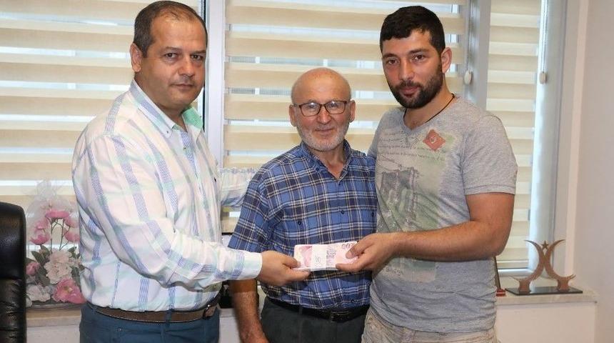 Pazar Yolunda 20 Bin Tl Buldu Sahibine Teslim Etti