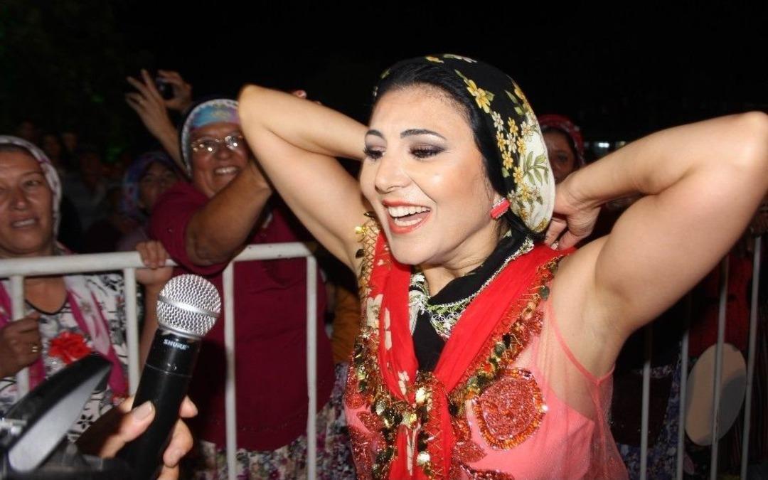 &Uuml;nl&uuml; Sanat&ccedil;ı Karşısında Y&ouml;r&uuml;kleri G&ouml;r&uuml;nce, Topuklu Ayakkabıları &Ccedil;ıkarıp Y&ouml;r&uuml;kler Gibi Giyindi