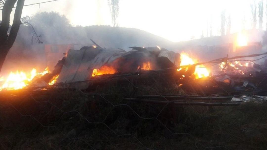 K&ouml;yde 5 Ev, 5 Samanlık Alev Alev Yandı