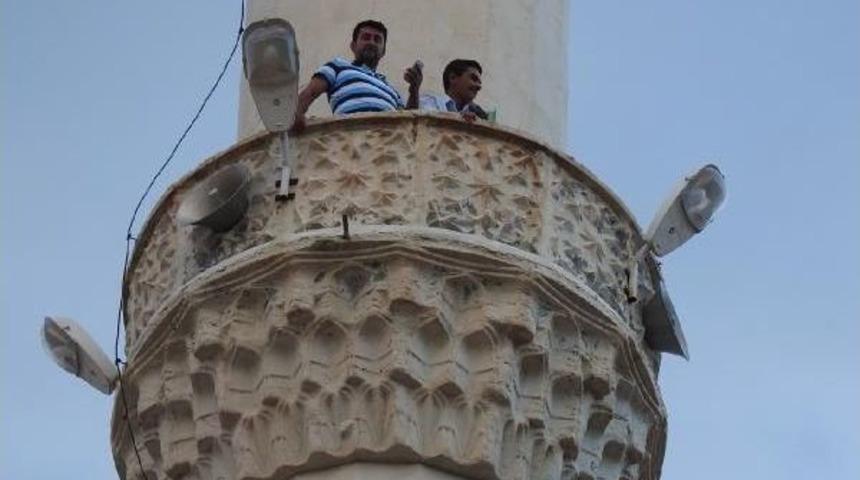 K&ouml;yde Telefonla G&ouml;r&uuml;şmek Isteyenler Minareye &Ccedil;ıkıyor