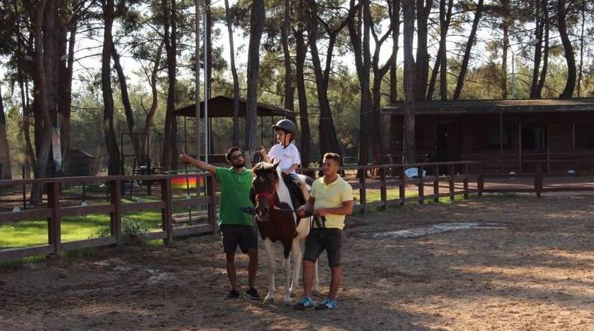 Otizmli &Ccedil;ocuklara At Terapisi