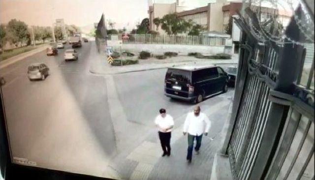 İş Görüşmesine Giderken Kaldırımda Polisin Çarptığı 2 Arkadaş Yaşam Mücadelesi Veriyor