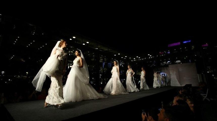 En Yeni &Ouml;zel Tasarım Gelinlikler Defilede G&ouml;r&uuml;c&uuml;ye &Ccedil;ıktı