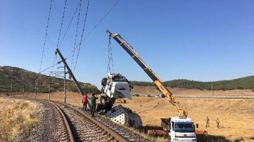 Bariyeri Aşan Lpg Tankeri, Tren Yolundaki Direğe &Ccedil;arptı