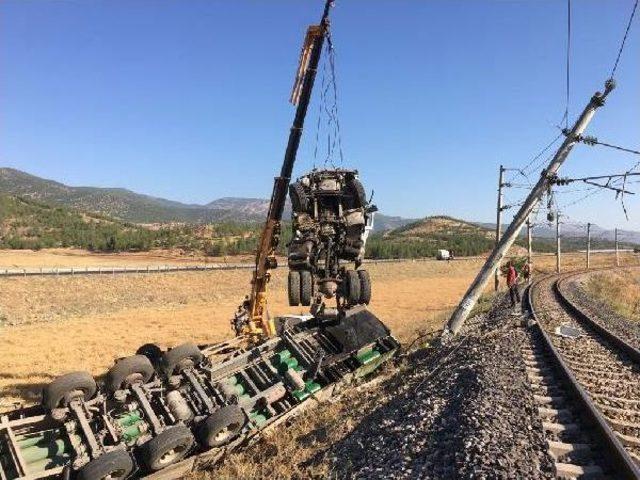 Bariyeri Aşan Lpg Tankeri, Tren Yolundaki Direğe Çarptı