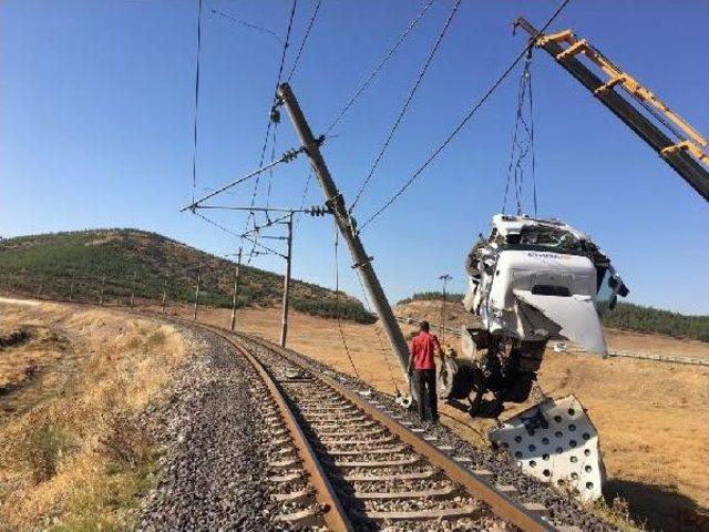 Bariyeri Aşan Lpg Tankeri, Tren Yolundaki Direğe Çarptı