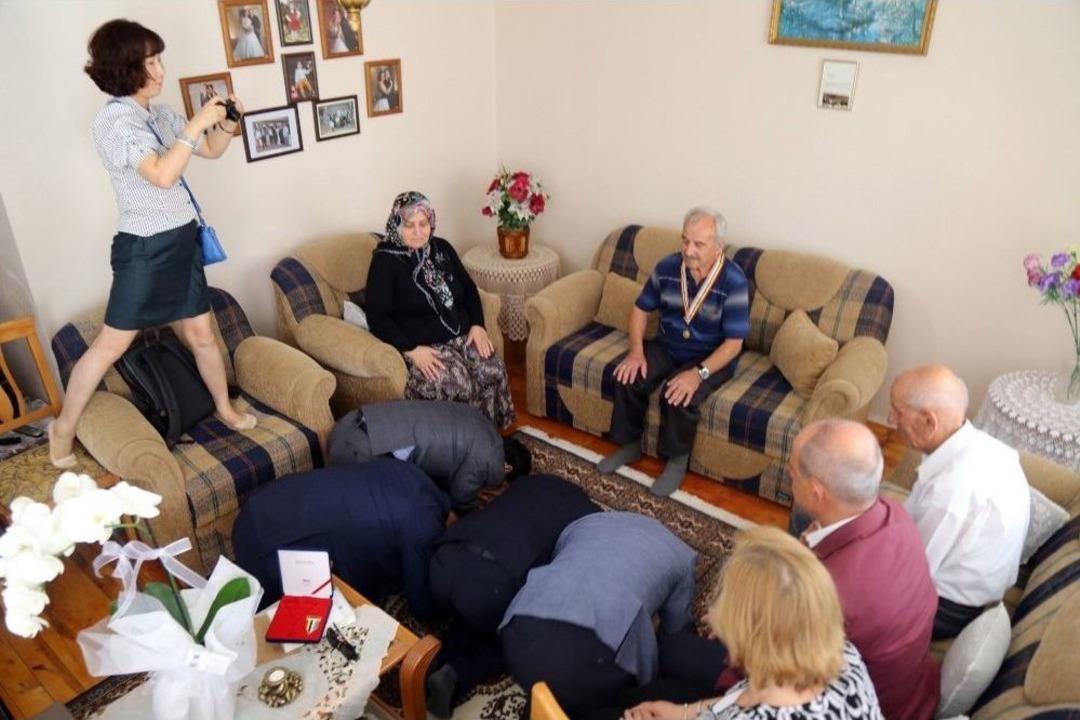 Korelilerin, Kore Gazisinin Ziyareti Sırasında &Ccedil;ekilen Fotoğraf G&ouml;zleri Yaşarttı