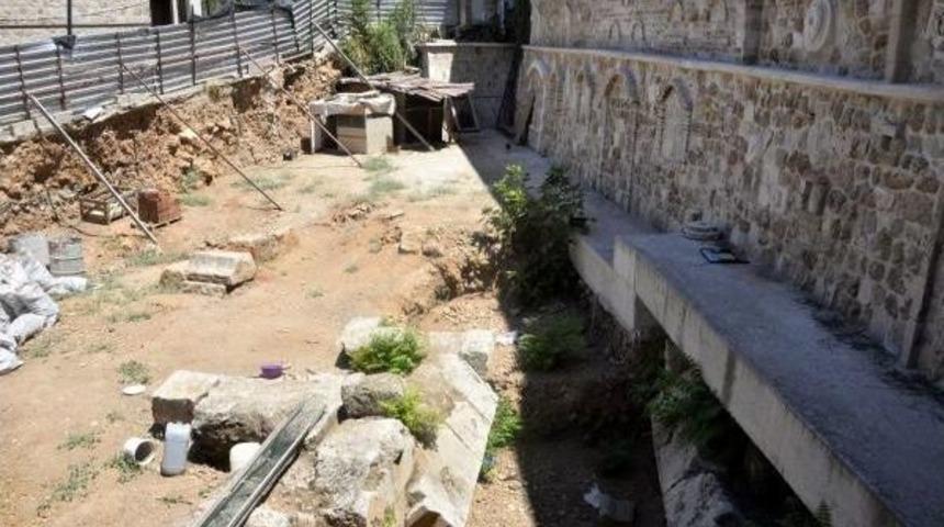 &Ouml;zel M&uuml;lkiyet Inşaatında Antik Tiyatro Kalıntıları