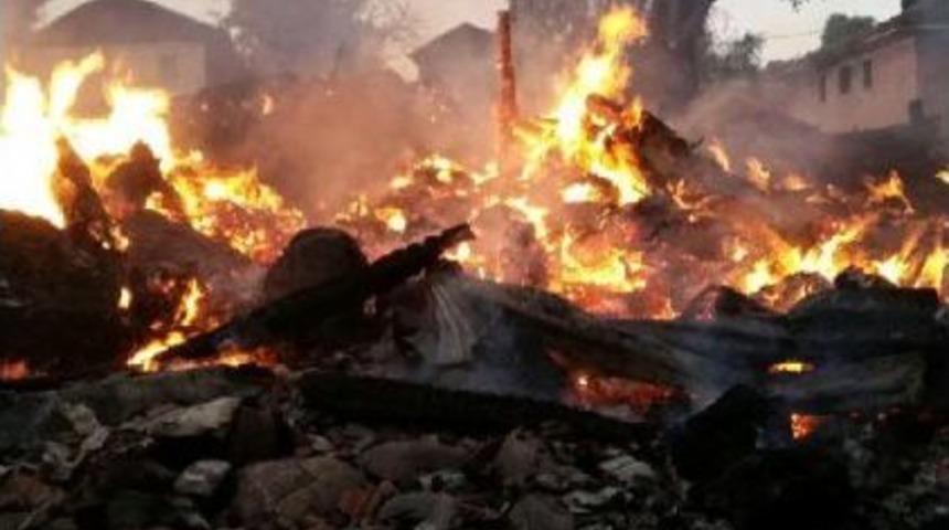 Kastamonu'da 5 Ev, 5 Samanlık Yandı