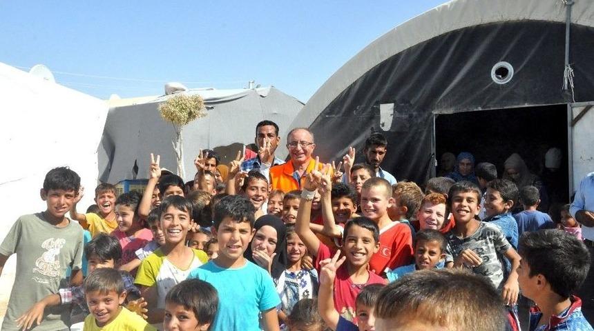 Suriyeli &Ccedil;ocuklardan Yeni M&uuml;d&uuml;re Yoğun İlgi