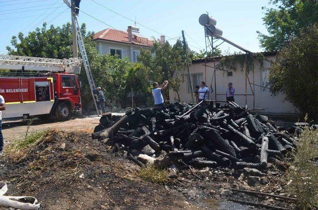 Odunlukta Çıkan Yangın Elektrik Hattını Kopardı