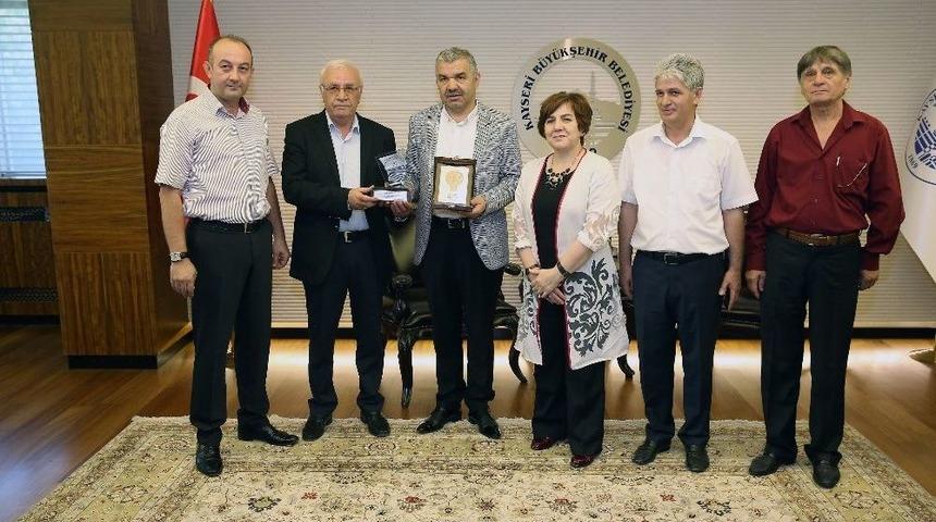 &Ccedil;erkeslerden Başkan &Ccedil;elik&rsquo;e Takdir Ve Plaket