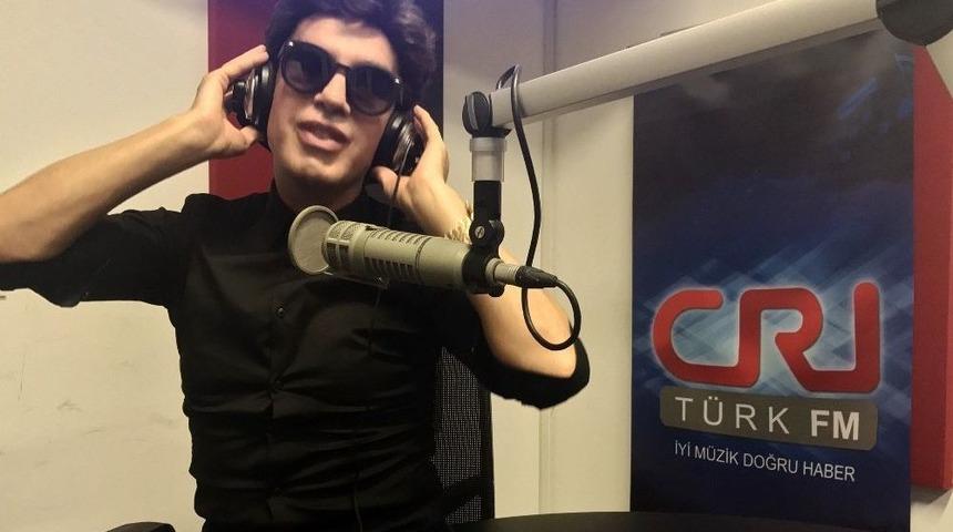 Yılmaz Morg&uuml;l Pop&ccedil;ulara Meydan Okudu: "t&uuml;rkiye&rsquo;de Sadece Sesi Olanlar Şarkı S&ouml;ylesin"