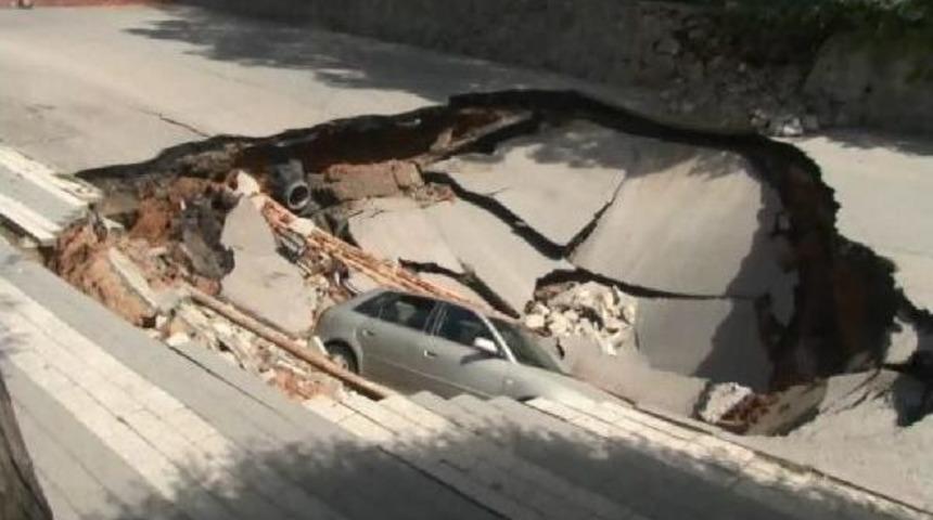 Üsküdar'da Yol Çöktü (1)