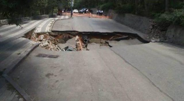 Üsküdar'da Yol Çöktü (1)