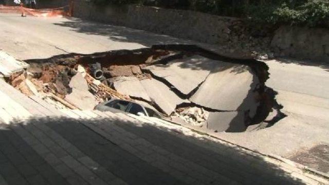 Üsküdar'da Yol Çöktü (1)