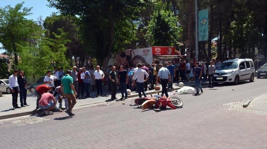 Motosiklet Yayaya &Ccedil;arptı: 2 Yaralı