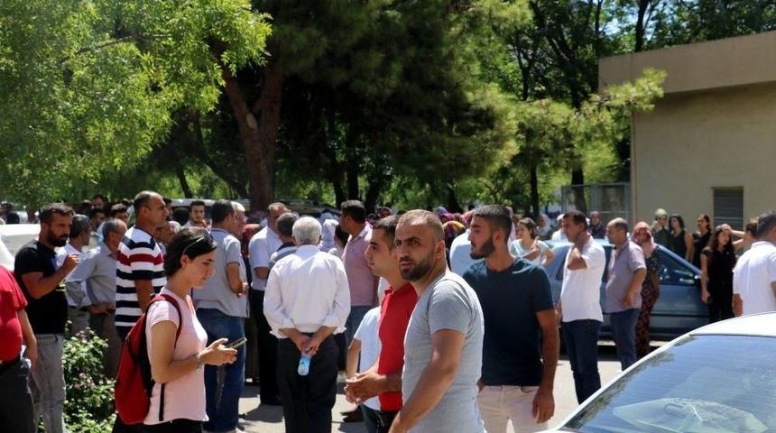 Kayalıklardan Atlayıp Başını &Ccedil;arpan Gen&ccedil; Arkadaşını Kurtarmak İsterken &Ouml;lm&uuml;ş
