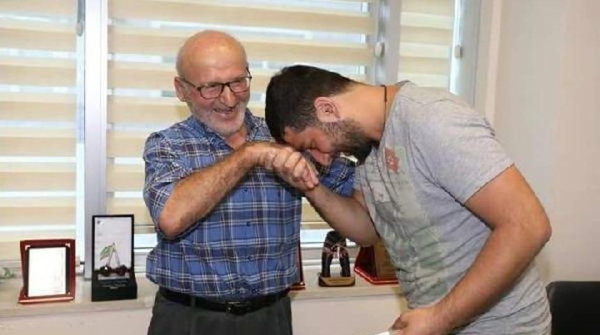 Kaybettiği Parasını Bulan Kişinin Elini Öptü