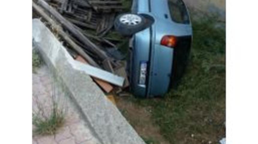 İki Otomobil &Ccedil;arpıştı, 5 Yaralı