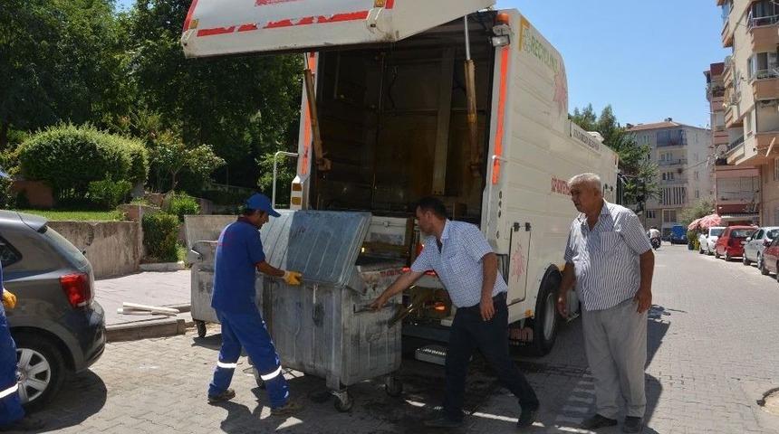 Şehzadeler&rsquo;de &Ccedil;&ouml;p Konteynerleri Dezenfekte Ediliyor