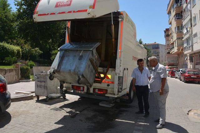 Şehzadeler’de Çöp Konteynerleri Dezenfekte Ediliyor