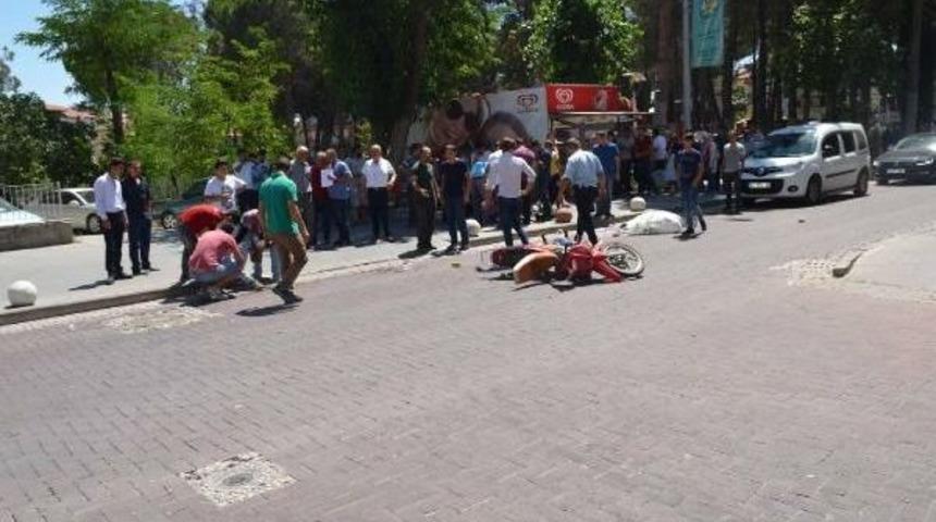 Motosiklet Yaya &Ccedil;arptı: 2 Yaralı
