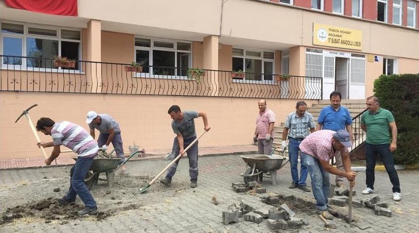 Ak&ccedil;aabat Lisesi&rsquo;nin Bah&ccedil;e Bakım Ve Onarımları Belediye Ekipleri Tarafından Yapıldı