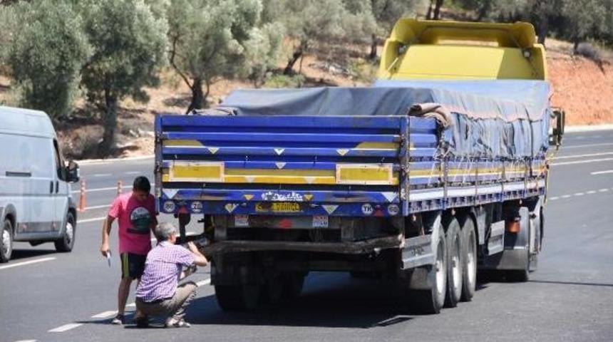 Tır'a Arkadan &Ccedil;arpan Otomobil S&uuml;r&uuml;c&uuml;s&uuml;n&uuml;n Mucize Kurtuluşu
