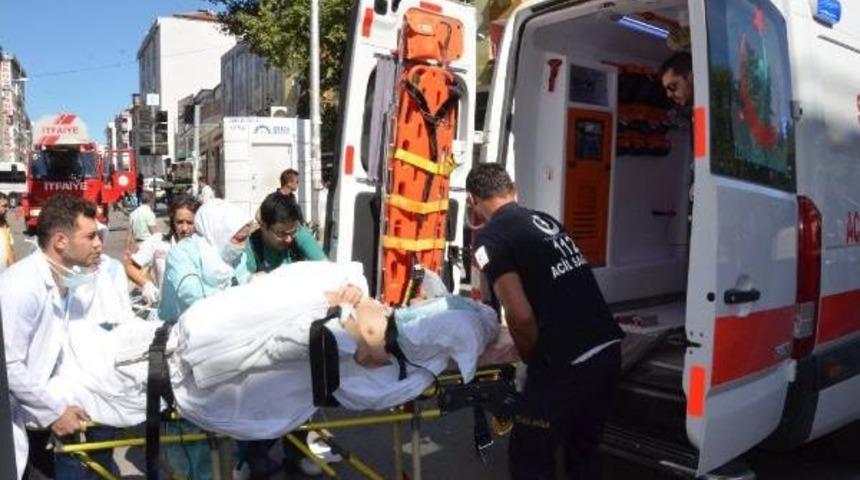 Hastane Bitişiğindeki Çatı Yangını Korkuttu