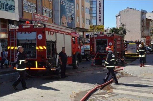 Hastane Bitişiğindeki Çatı Yangını Korkuttu