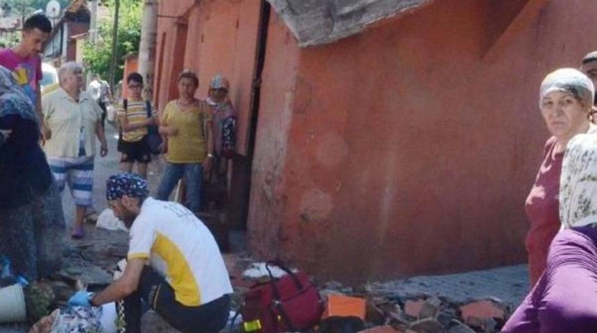 Kamyonetin &Ccedil;arptığı Evin Balkonu &Ccedil;&ouml;kt&uuml;: 1 Yaralı