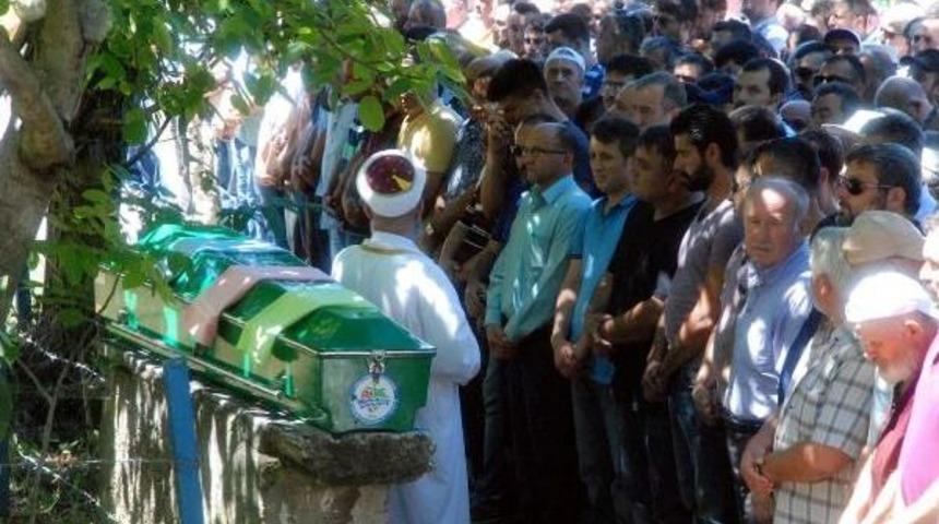 Zonguldak'ta Kaza Yapan Otomobilden Fırlayan Gen&ccedil; &Ouml;ld&uuml; (2)