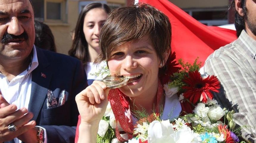 Olimpiyat Şampiyonu Elif Yenig&uuml;n Eskişehir&rsquo;de Coşkuyla Karşılandı