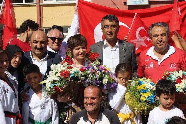 Olimpiyat Şampiyonu Elif Yenigün Eskişehir’de Coşkuyla Karşılandı