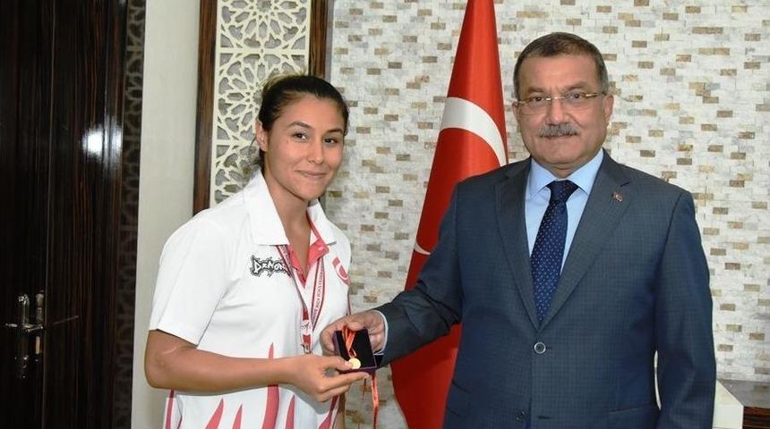 M&uuml;d&uuml;r Uzunkaya, Polis Spor G&uuml;c&uuml; Sporcusunu &Ouml;d&uuml;llendirdi