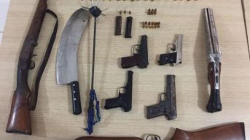 Su&ccedil; Makinesi, Silah İmalathanesine &Ccedil;evirdiği Evde Polisleri Tabancayla Karşıladı