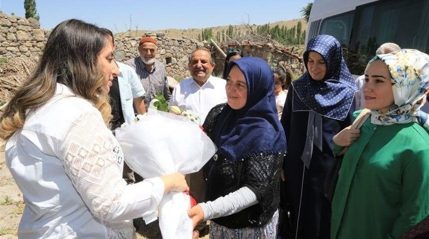 Vali Eşi Pekmez&rsquo;den Şehit Ailelerini Ziyaret