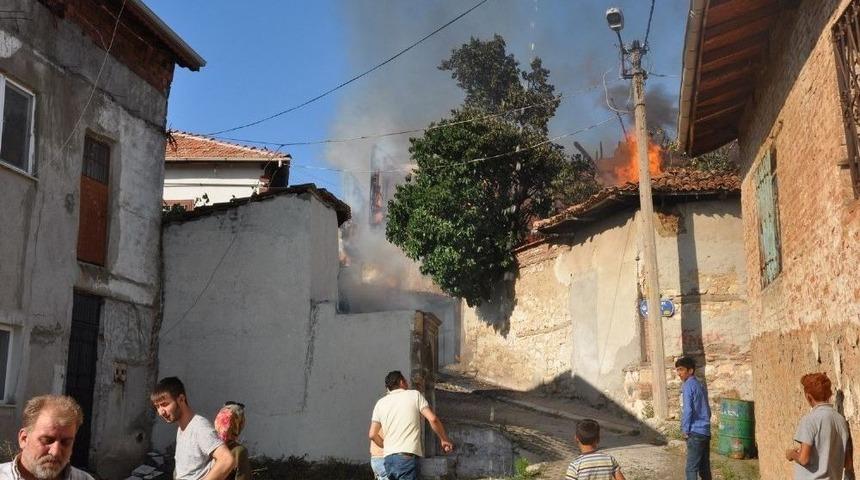 Uşak&rsquo;ta Metruk 2 Ev K&uuml;l Oldu