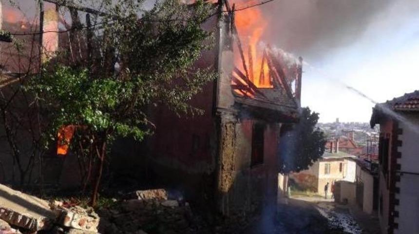 Uşak&rsquo;Ta Tarihi Konak K&uuml;l Oldu