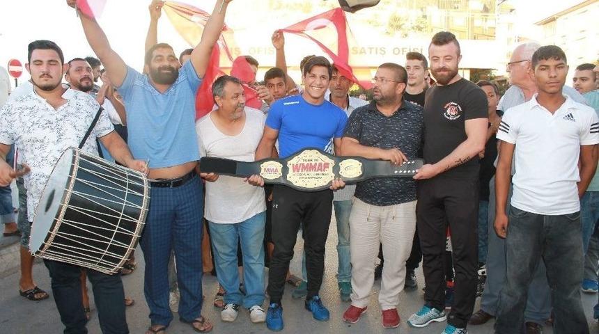 Dünya Şampiyonuna Davullu Zurnalı Karşılama