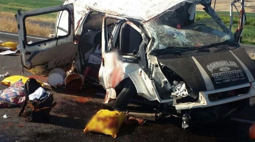 Şanlıurfa&rsquo;da Minib&uuml;s Park Halindeki Tıra &Ccedil;arptı: 1 &Ouml;l&uuml;, 2 Yaralı