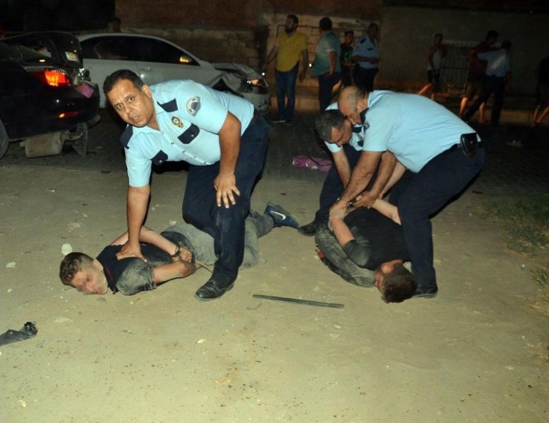 Yaşanan Kovalacamada Polis Aracına &Ccedil;arpan Ara&ccedil;taki 4 Kişi Yaralandı