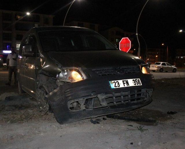 Elazığ’da İki Araç Kafa Kafaya Çarpıştı: 2 Yaralı