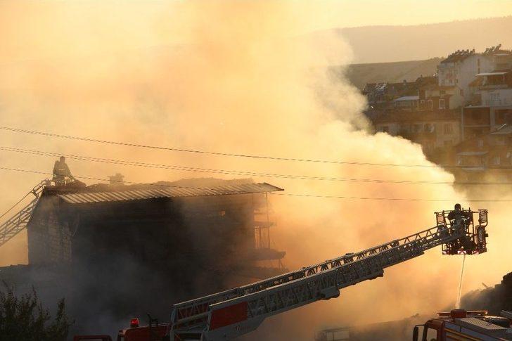 Çıkan Yangın İki Evi Küle Çevirdi G1