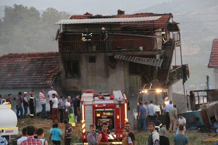 Çıkan Yangın İki Evi Küle Çevirdi G5