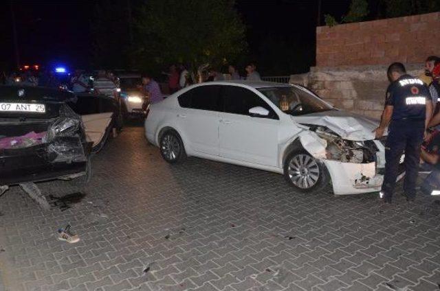 Polisten Kaçan Sürücü Sivil Polis Aracına Çarptı: 4 Yaralı