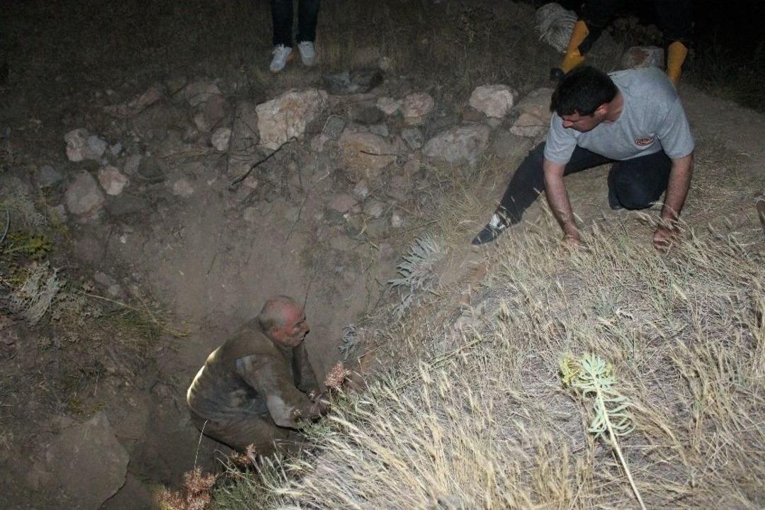 15 Metrelik Kuyuya D&uuml;şen Yaşlı Adamı, İtfaiye Ekipleri Kurtardı