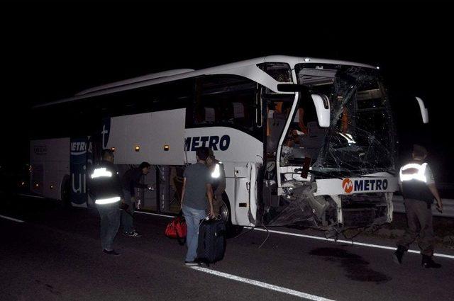 Yolcu Otobüsü İle Traktör Çarpıştı : 1’i Ağır 3 Yaralı