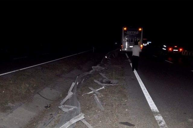 Yolcu Otobüsü İle Traktör Çarpıştı : 1’i Ağır 3 Yaralı